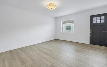 3011 W Binnicker Ave, Unit B in Tampa, FL - Building Photo - Building Photo