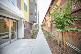 The Flats at the Mill at Broadway in Sacramento, CA - Foto de edificio - Building Photo