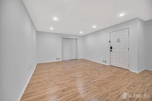 443 Lancaster Ct in Piscataway, NJ - Building Photo - Building Photo