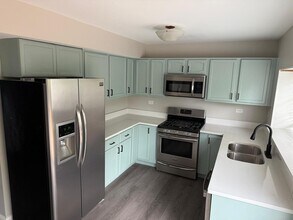 3238 Gresham Ln E in Aurora, IL - Foto de edificio - Building Photo