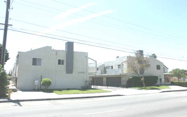 13302 Ramona Blvd in Baldwin Park, CA - Building Photo