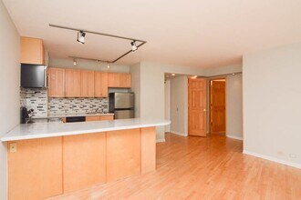 429 W Wellington Ave, Unit A05C in Chicago, IL - Foto de edificio - Building Photo