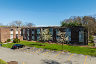 Century Estates Condominiums in Framingham, MA - Foto de edificio - Building Photo