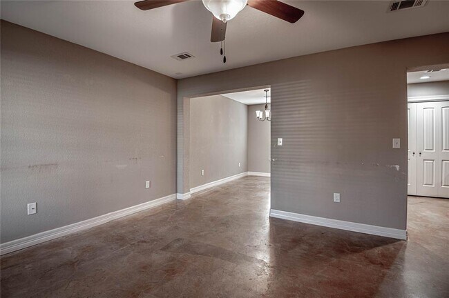 2002 20th St-Unit -104 in Huntsville, TX - Foto de edificio - Building Photo