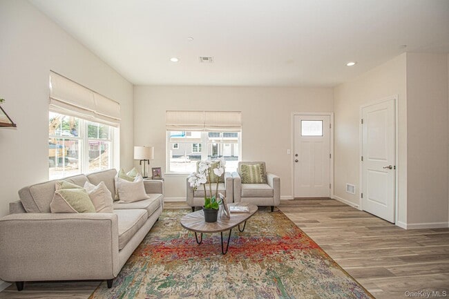 111 Ashley Ct in North Babylon, NY - Building Photo - Building Photo