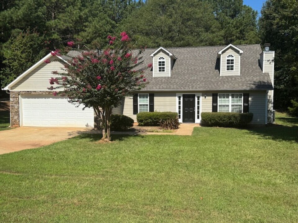 125 Redwood Dr in Lagrange, GA - Building Photo