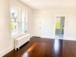 48 Irvington St, Unit 1 in New Bedford, MA - Foto de edificio - Building Photo