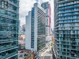 330 Richmond St W in Toronto, ON - Building Photo