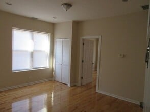 3807 W Hirsch St, Unit 2 in Chicago, IL - Foto de edificio - Building Photo