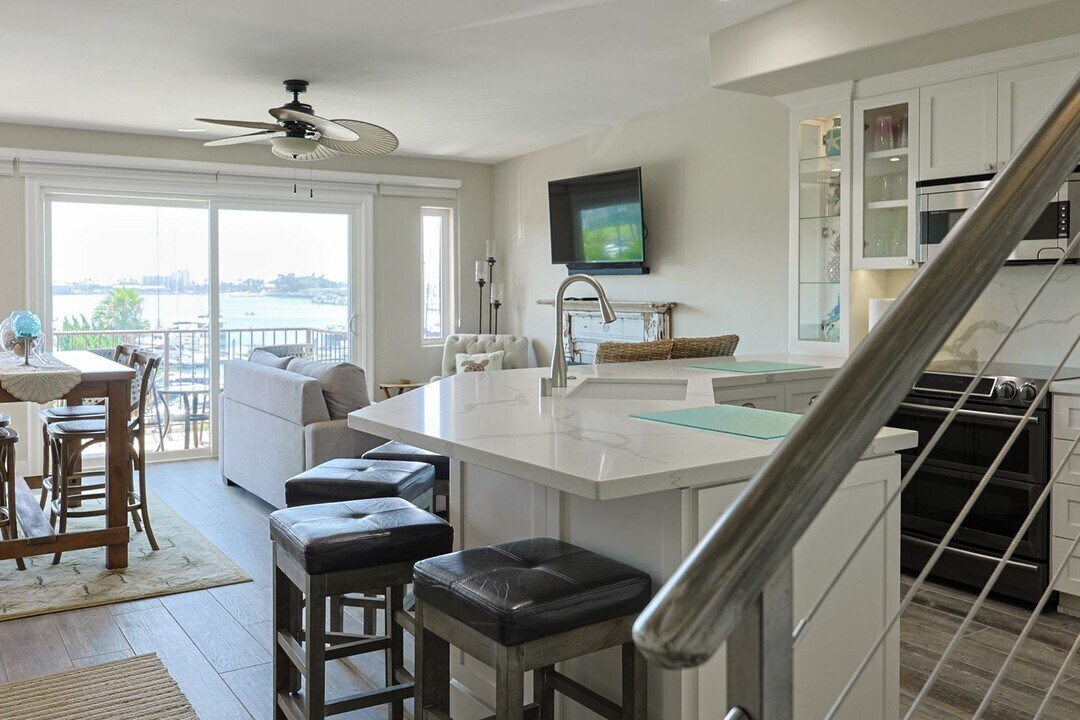 1609 Glorietta Blvd in Coronado, CA - Building Photo
