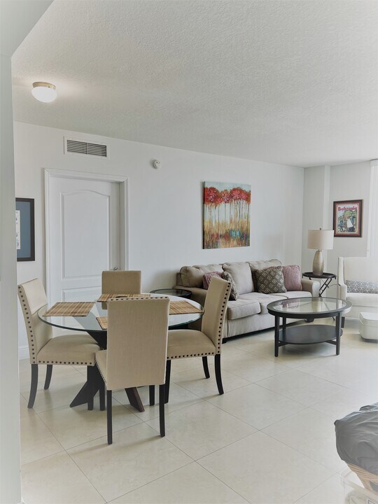 117 NW 42nd Ave, Unit 904 in Miami, FL - Building Photo