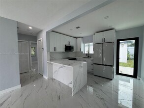 16440 NE 10th Ave in North Miami Beach, FL - Building Photo - Building Photo