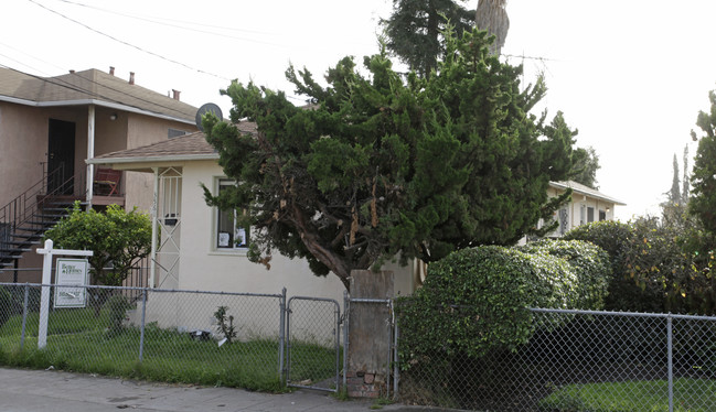 3561 Davis St in Oakland, CA - Foto de edificio - Building Photo