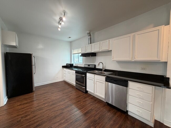 5833 W Irving Park Rd, Unit 1F in Chicago, IL - Building Photo - Building Photo