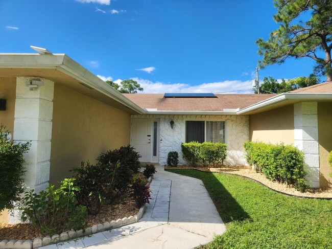 4693 Dolphin Dr in Greenacres, FL - Building Photo - Building Photo