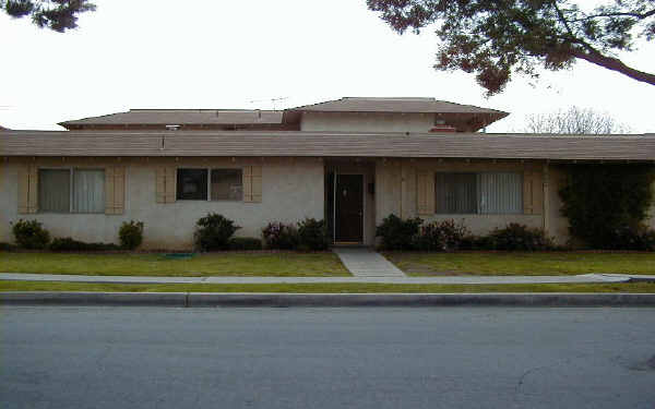 2800 Santiago Rd in Fullerton, CA - Building Photo