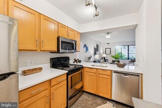 2320 Wisconsin Ave NW, Unit 105 in Washington, DC - Foto de edificio - Building Photo