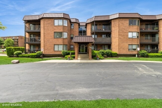 property at 6425 Clarendon Hills Rd