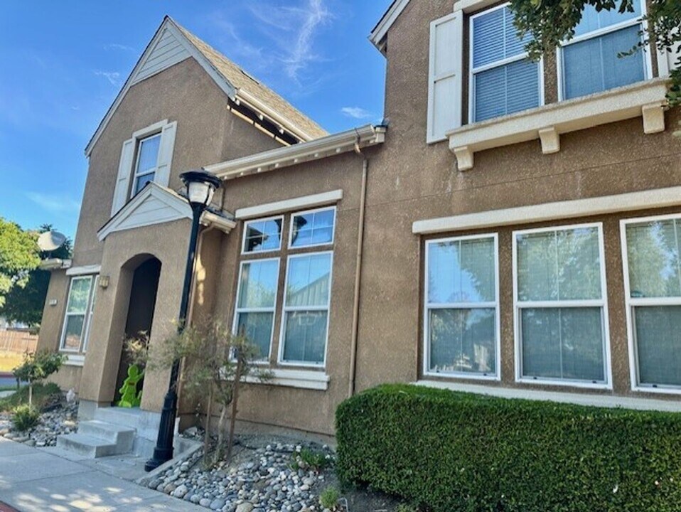 775 Painter Ct in Gilroy, CA - Foto de edificio