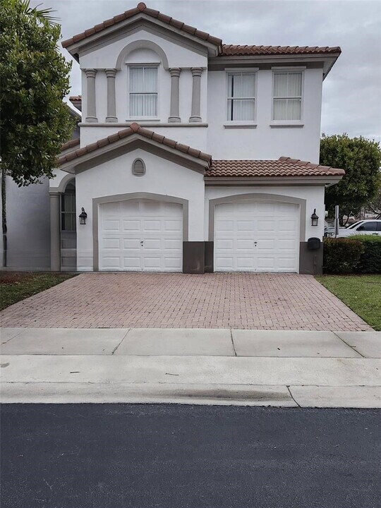 8465 NW 108th Path in Doral, FL - Foto de edificio