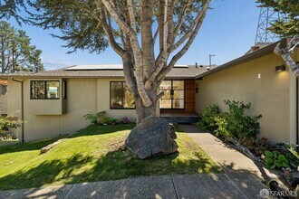 1435 Lakeview Dr in Hillsborough, CA - Building Photo - Building Photo