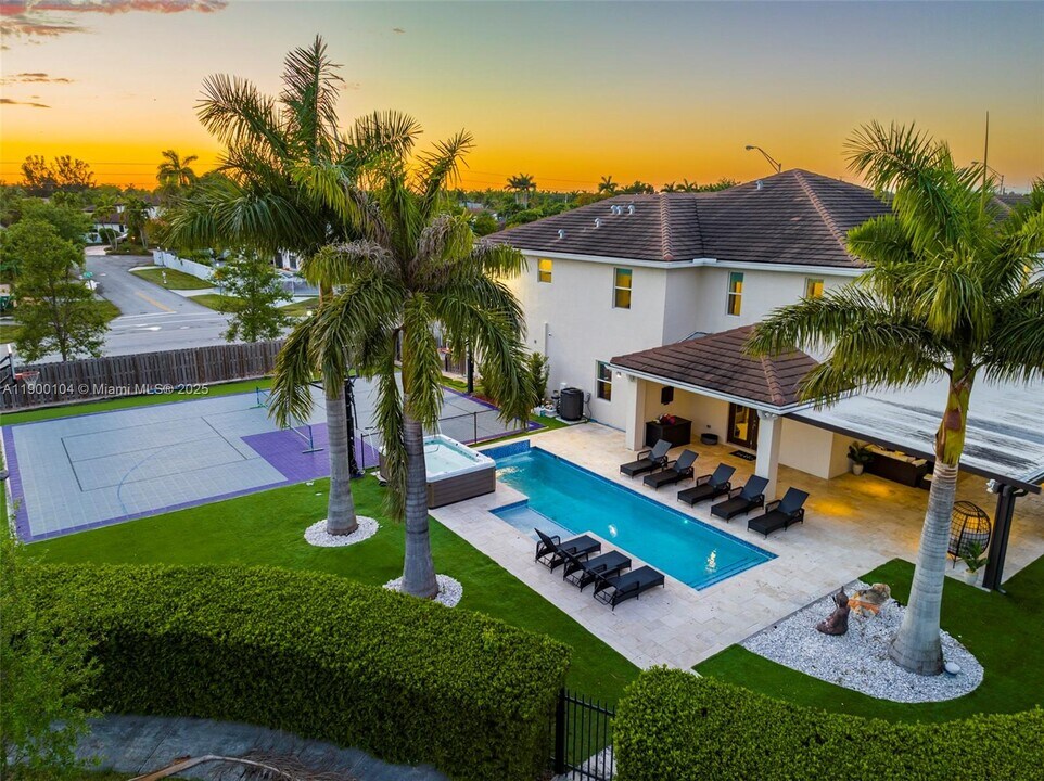 11 NW 122nd Ave in Miami, FL - Building Photo