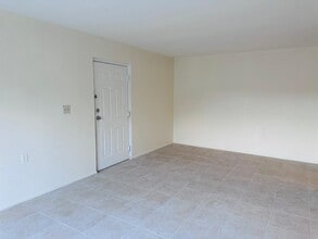 1153 Lake Victoria Dr in Royal Palm Beach, FL - Foto de edificio - Building Photo