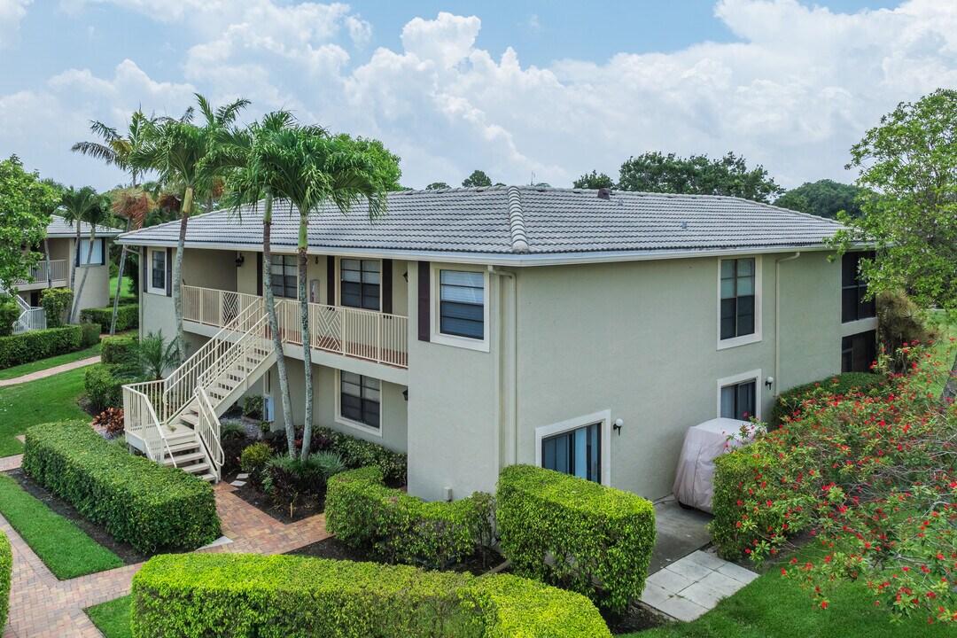 Stratford at Hunters Run Condominiums in Boynton Beach, FL - Building Photo