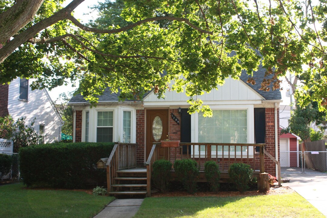 1709 W Farnum Ave in Royal Oak, MI - Building Photo