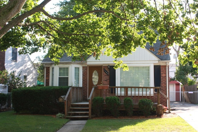 property at 1709 W Farnum Ave