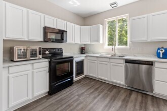 16409 Eastwind St in Romulus, MI - Foto de edificio - Building Photo