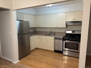 221 N Middletown Rd in Pearl River, NY - Building Photo - Building Photo