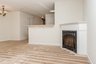 1752 Old Dogwood in Jonesboro, GA - Foto de edificio - Building Photo