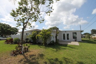 5522 Yorkshire Way in Sarasota, FL - Building Photo - Building Photo