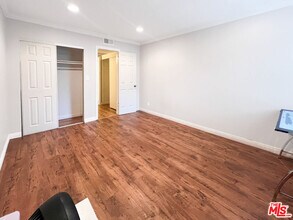 18645 Hatteras St in Los Angeles, CA - Building Photo - Building Photo
