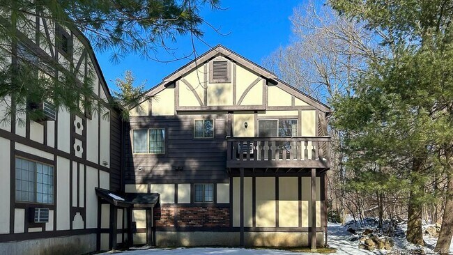 8 Derby Ct in Brookfield, CT - Building Photo - Building Photo