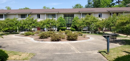 Courtyard Apartments in Selma, AL - Foto de edificio - Building Photo