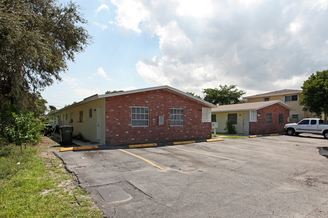 146-148 NW 40th Ct in Fort Lauderdale, FL - Building Photo - Building Photo