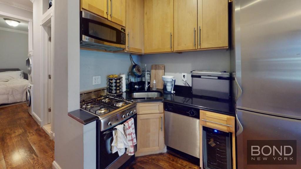 722 Tenth Avenue in New York, NY - Building Photo