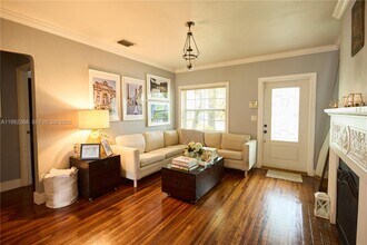 5755 Devonshire Blvd in Miami, FL - Building Photo - Building Photo