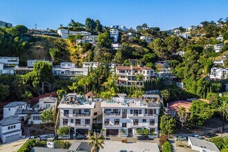 8827 Evanview Dr in Los Angeles, CA - Building Photo - Building Photo
