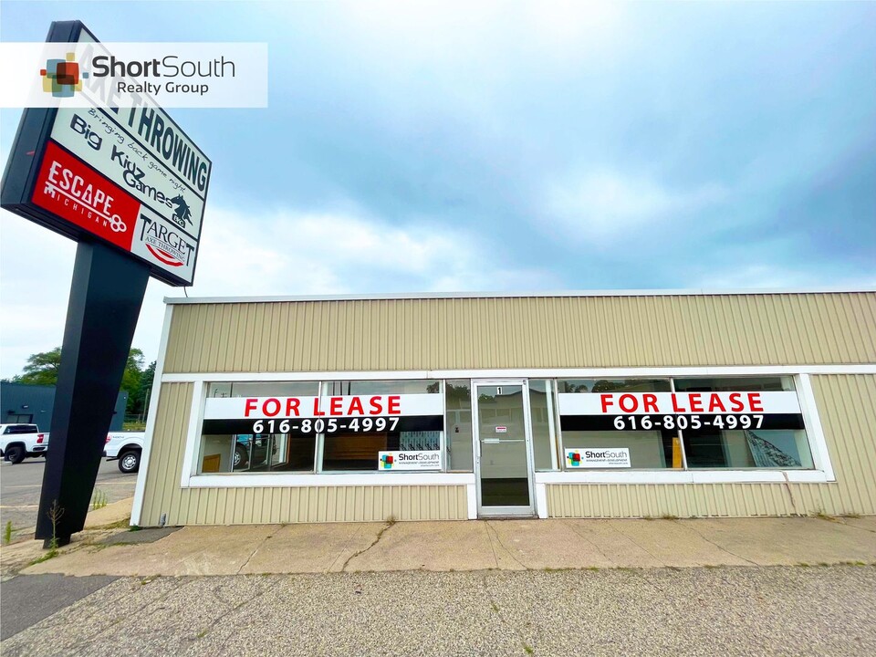 3661 Plainfield Ave NE in Grand Rapids, MI - Building Photo
