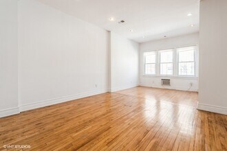 1376 W Grand Ave-Unit -2R in Chicago, IL - Foto de edificio - Building Photo