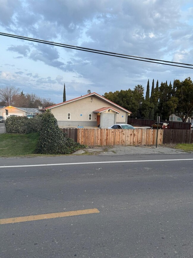 5638 N Gledhill Ave in Olivehurst, CA - Building Photo - Building Photo