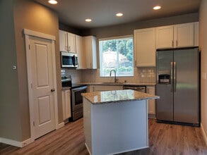 6912 Liberty Ln in Tumwater, WA - Building Photo - Building Photo