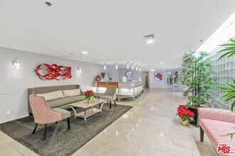 410 S Barrington Ave in Los Angeles, CA - Building Photo - Building Photo