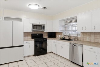 803 Hibiscus Ln in Victoria, TX - Building Photo - Building Photo