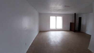 1725 E 1st St in Dumas, TX - Building Photo - Interior Photo