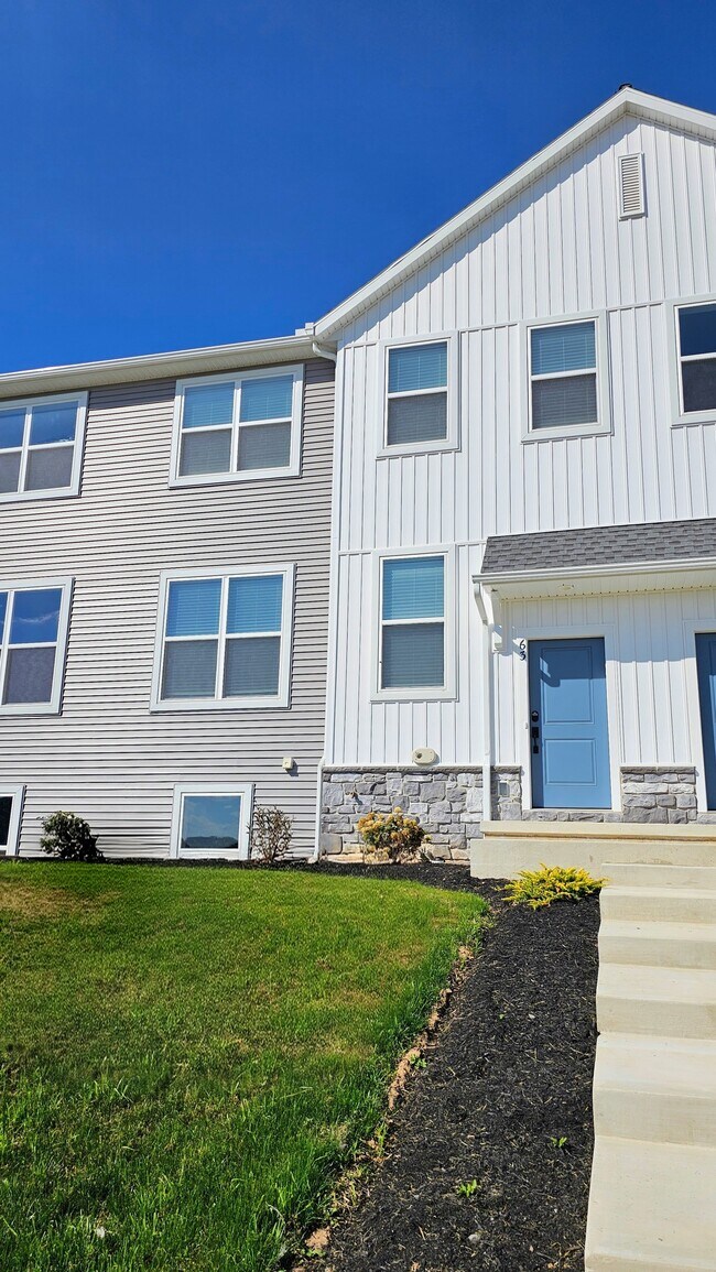 63 N Conifer Dr in Elizabethtown, PA - Building Photo - Building Photo