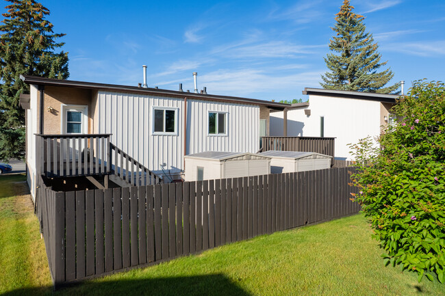 114 Oaktree SW in Calgary, AB - Building Photo - Building Photo